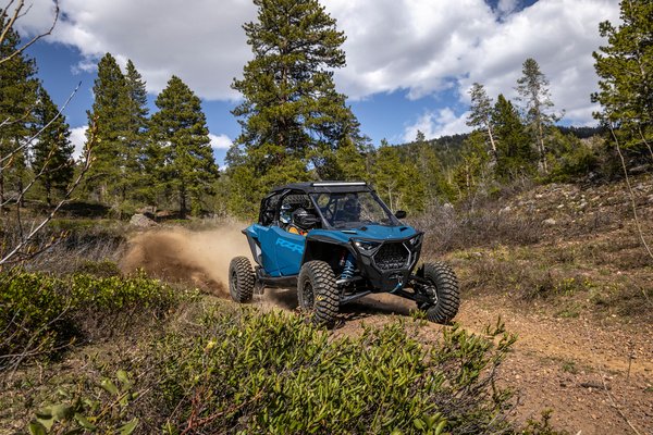 WebMedium_JPG-2026-orv-rzr-pro-s-4-ultimate-earth-blue-image-riding-DKH_1087